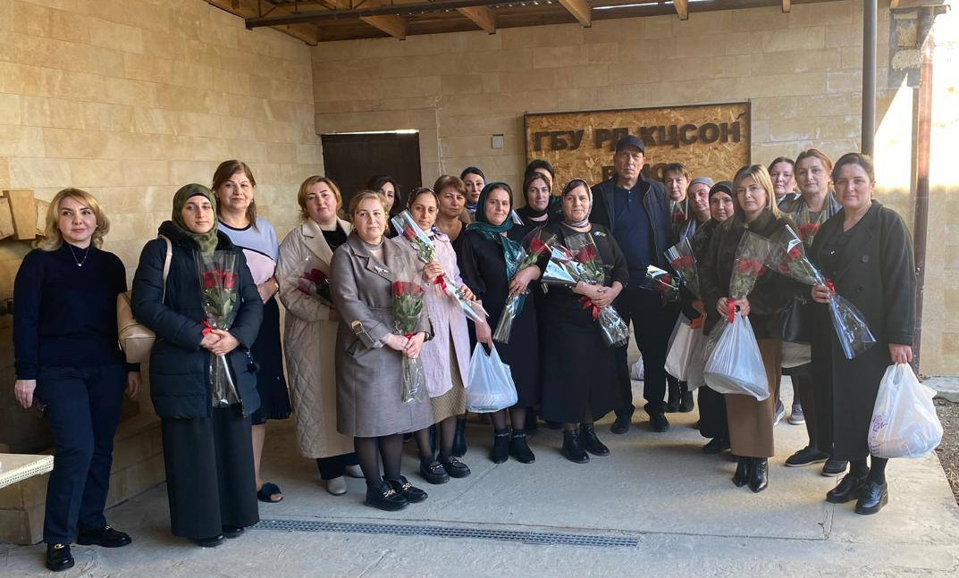 В Территориальном Комплексном центре г.Дербента 25 женщин из семей находящихся в зоне СВО военнослужащих поздравили с наступающим 8 Марта